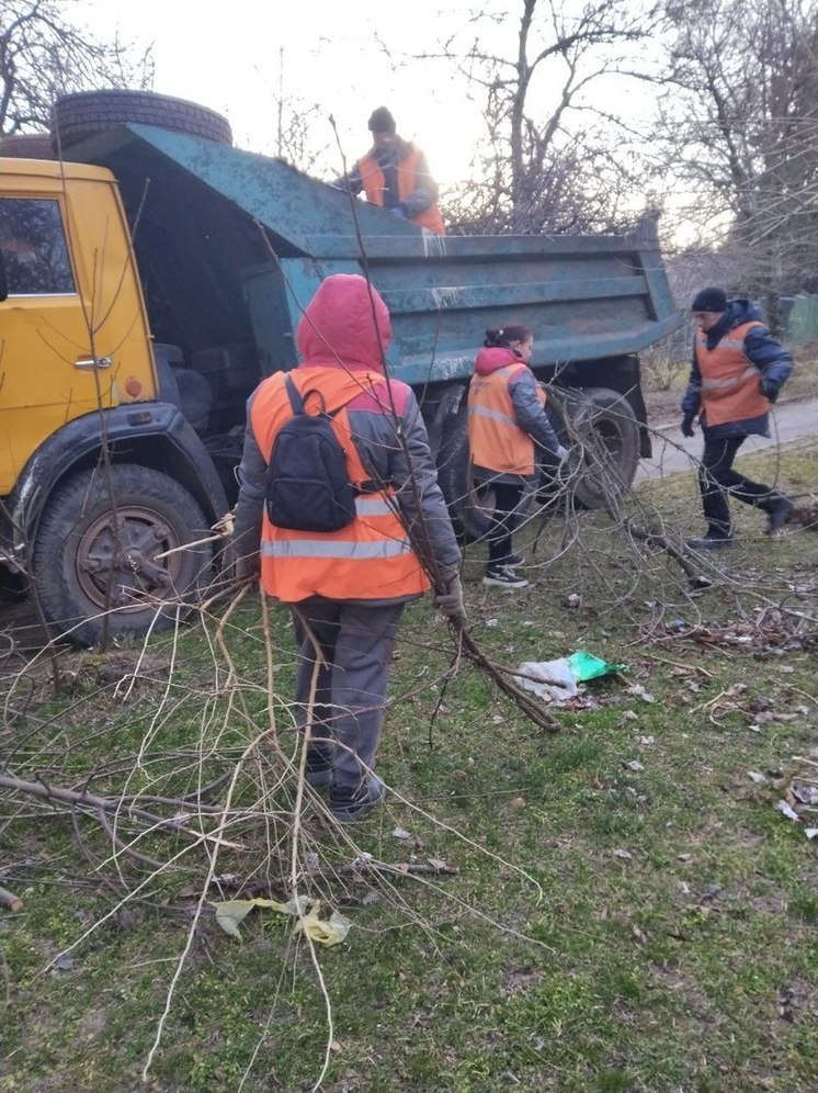 Коммунальщики Днепрорудного продолжают заниматься благоустройством города