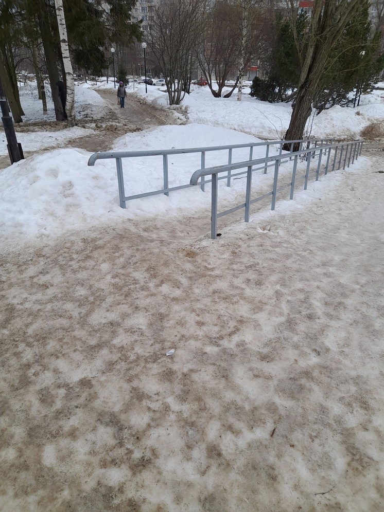 Жители Петрозаводска показали лестницу, где можно спуститься только на пятой точке