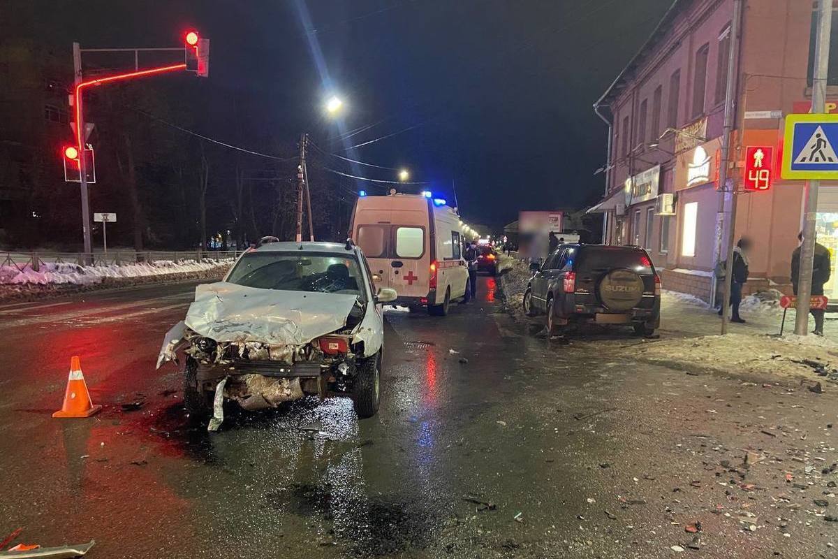 При столкновении двух иномарок в Костроме пострадали четыре человека