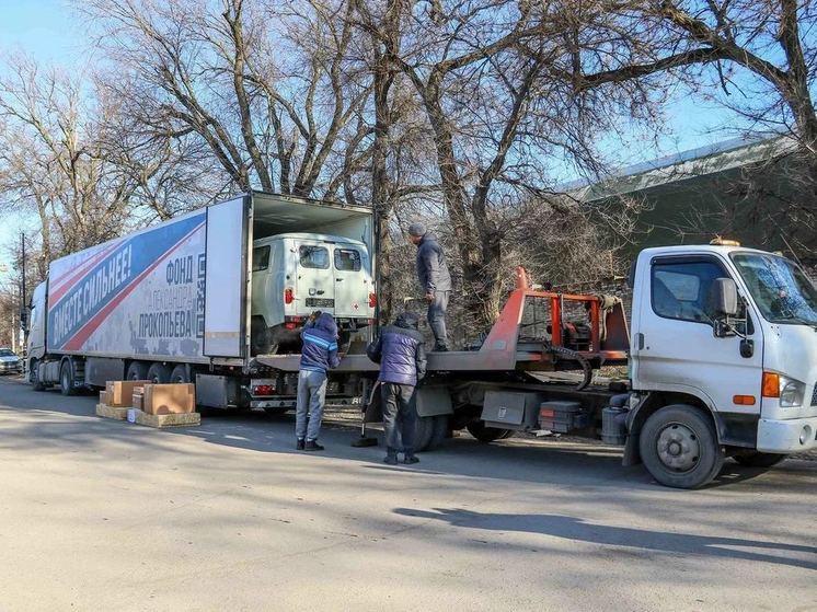 Санитарные машины и передвижные рентген-аппараты из Алтайского края вручили военным медикам