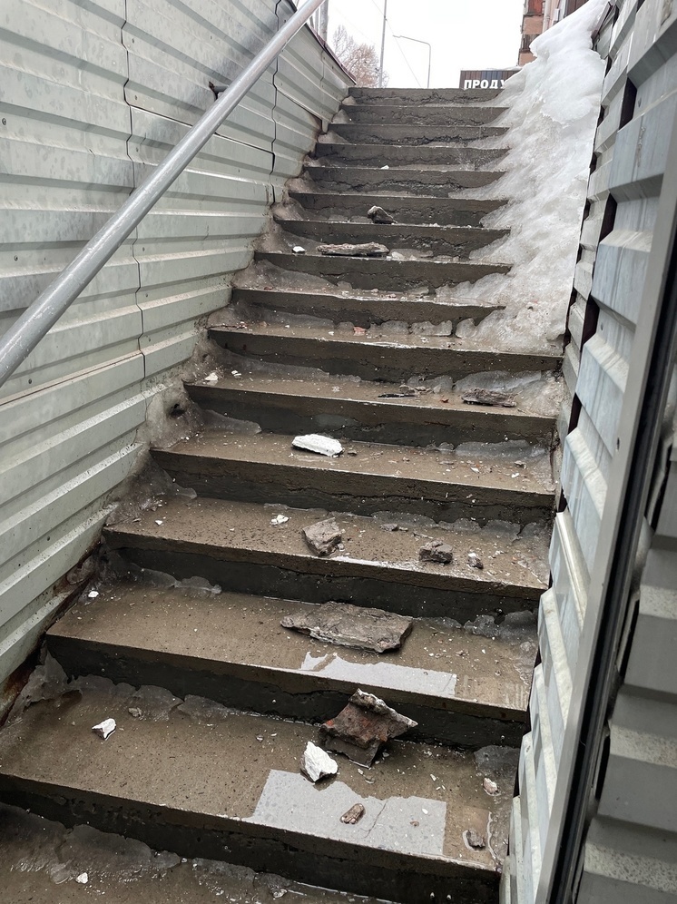 Кирпичная кровля рухнула на лестницу у магазина в центре Петрозаводска