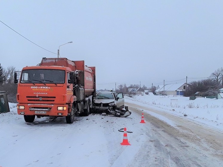 В Липецкой области в ДТП с КамАЗом и иномаркой пострадали два человека