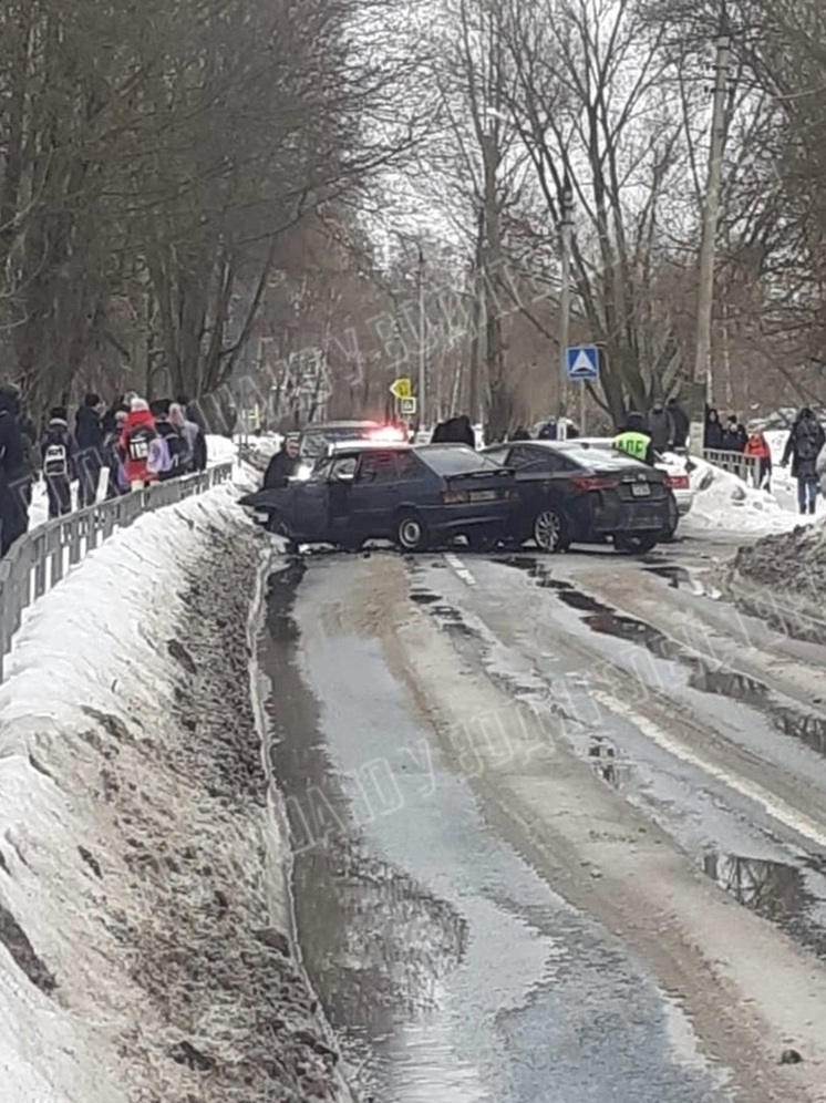 В Твери два водителя не поделили дорогу и перегородили проезд