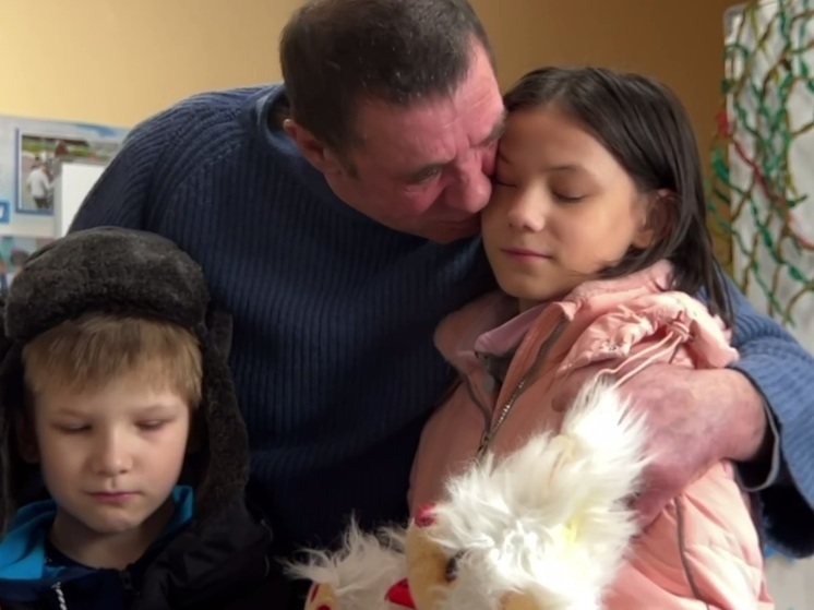 В Томске дедушка-погорелец забрал из детдома внуков после выздоровления