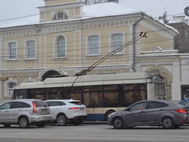 В центре Тулы фура зацепила провода торговой палаткой