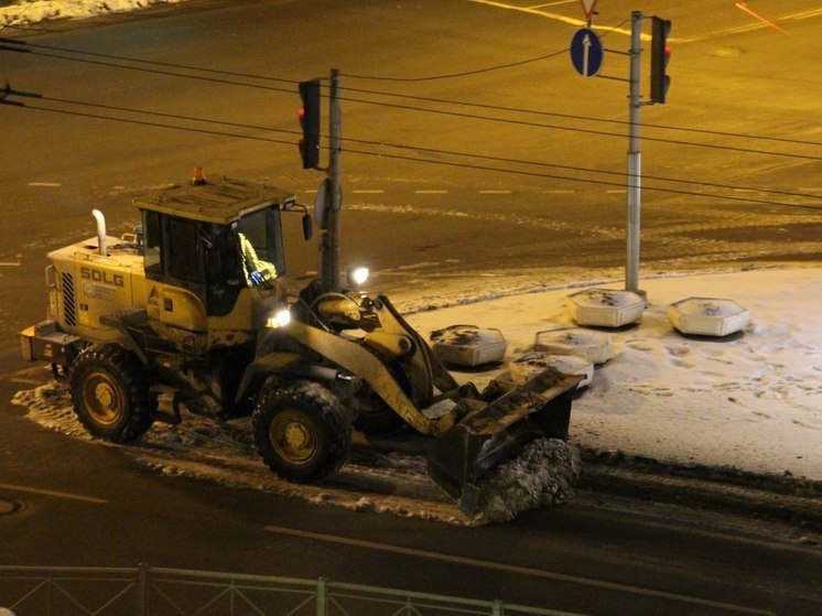 Коммунальщики Петербурга начали борьбу с осадками с помощью тракторов