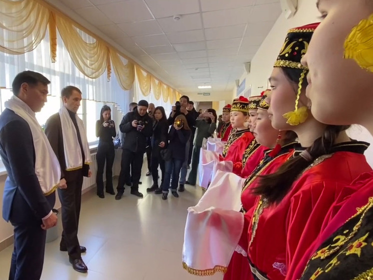Федеральный министр посетил в Калмыкии одну из лучших гимназий страны