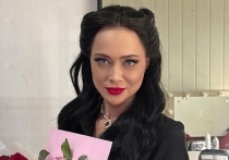 Певица и актриса Настасья Самбурская появилась в соцсетях в соблазнительном виде. Обладательница идеальной фигуры облачилась в кружевное боди ради мужского праздника.