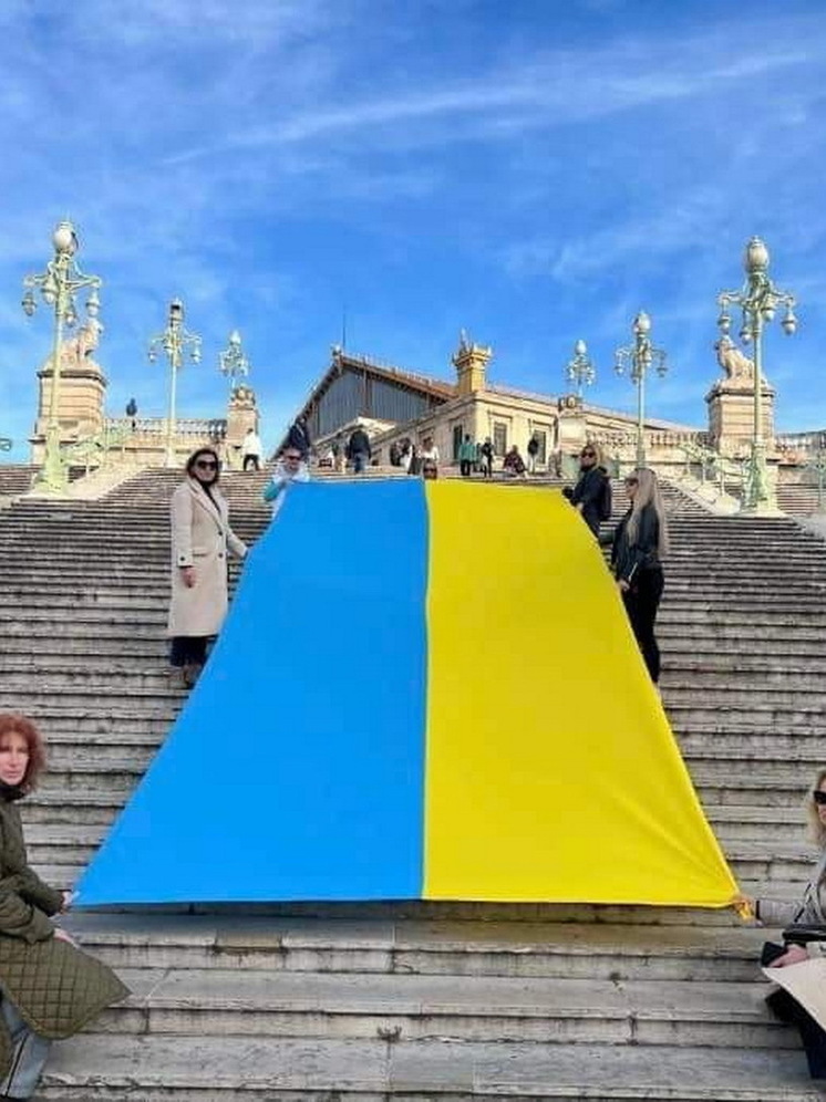 Во Франции осквернили 20-метровый флаг Украины
