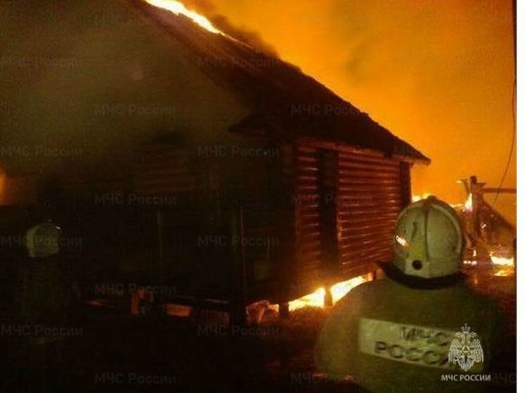 В центре Шумячей сгорел сарай