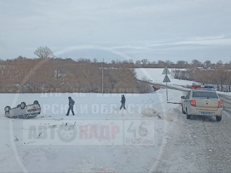 На трассе в Курской области опрокинулась в кювет легковушка ВАЗ