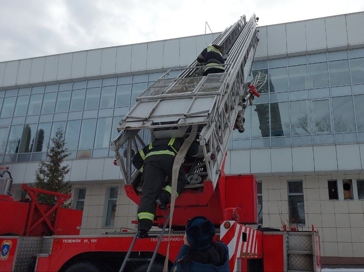 В Курске спасатели потушили условный пожар в здании госцирка