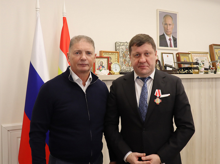 Заместитель курского губернатора Белостоцкий вручил медаль за заслуги в медицине