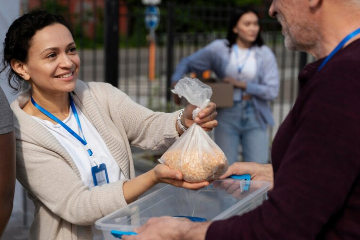 Half of Russians regularly donate to charity: amount announced