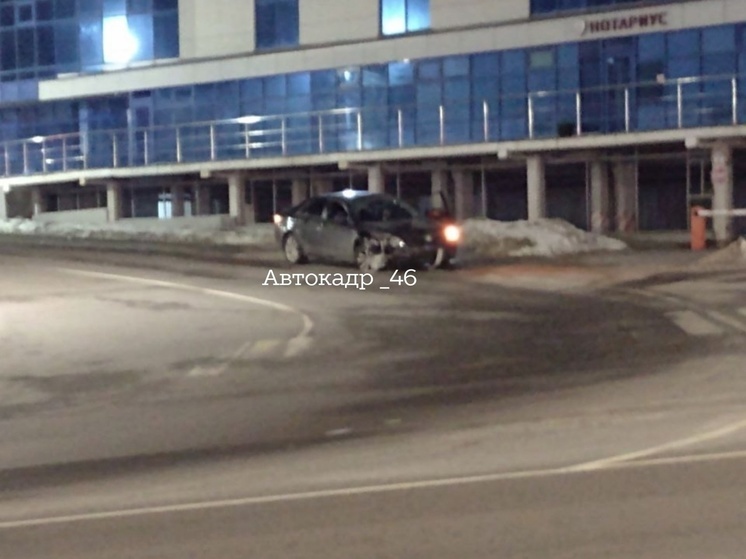 В Курске на Радищева водитель Toyota Camry влетел в ограждение
