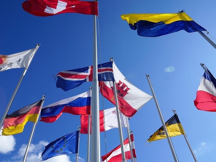 В Днепропетровске неизвестные разрезали флаги Украины на аллее у здания мэрии