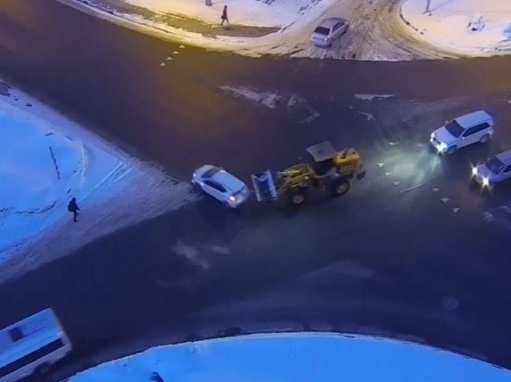 В Южно-Сахалинске произошло ДТП с участием снегоуборочной техники