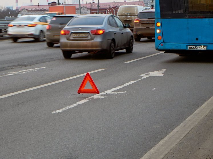 В Москве фура снесла две попавшие в аварию машины