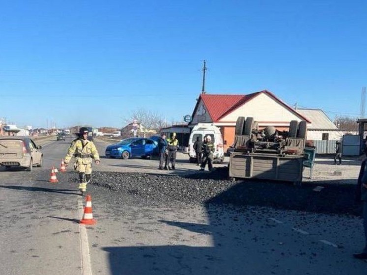 В Ростовской области перевернулся ЗИЛ, груженный щебнем