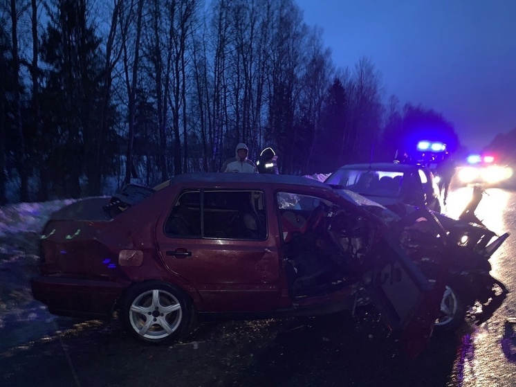 На трассе в Тверской области неудачный маневр обернулся тройным ДТП с пострадавшими