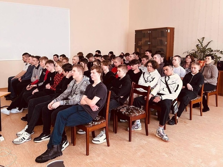Студенты Серпухова послушали лекцию о защитниках России