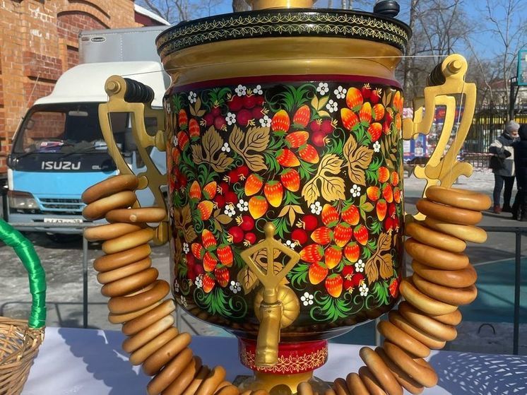 Гостей российско-китайских зимних игр на реке Амур угощали чаем из самоваров