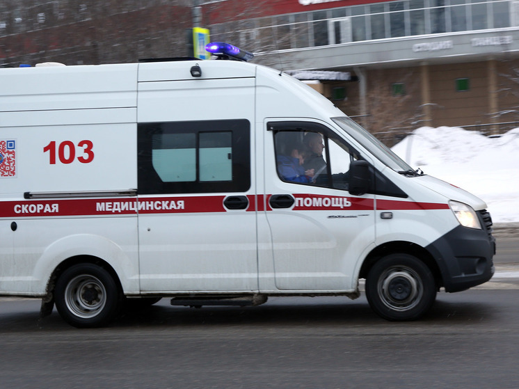 Машина скорой застряла на заснеженной дороге в округе Шатура