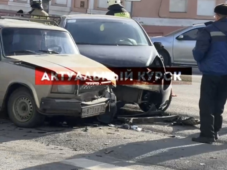 На улице Дзержинского в Курске разбились две легковушки