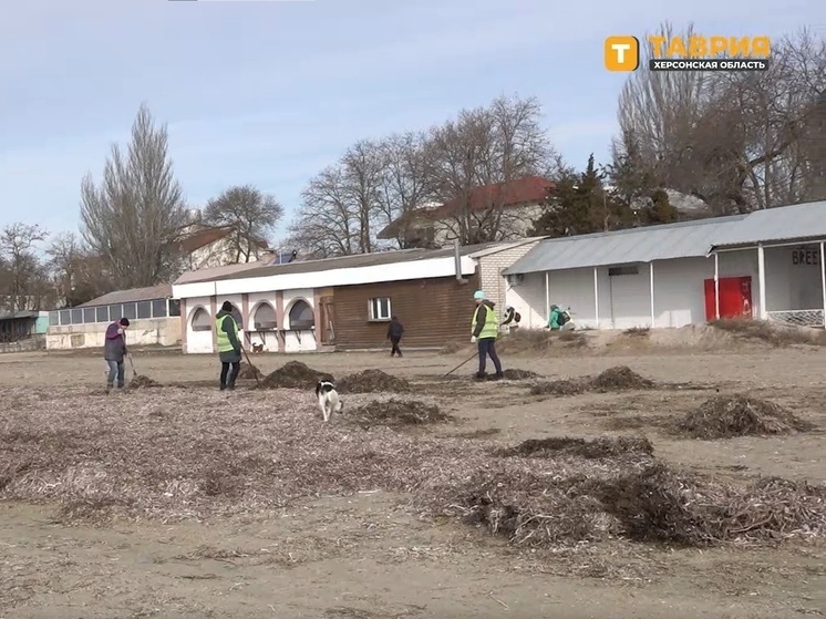 Скадовские коммунальщики приводят в порядок городской пляж