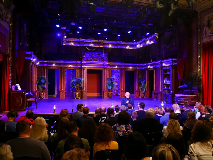 Четверть россиян посещает театр несколько раз в год