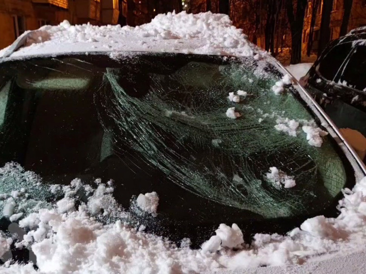 В Лобне лавина снега обрушилась на припаркованный автомобиль