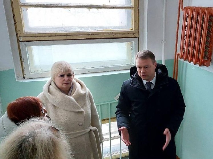 В Янтарном проверили ремонт подъездов в многоквартирных домах