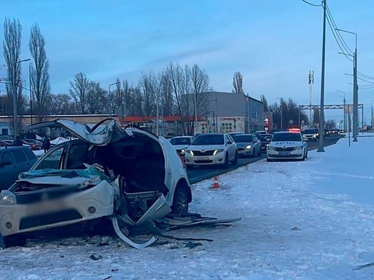 В Воронеже 19-летний парень на «Рено Сандеро» въехал в опору освещения