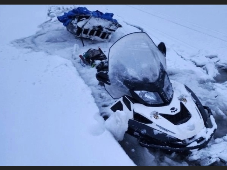 Провалившихся под лед рыбаков спасли в Сегеже