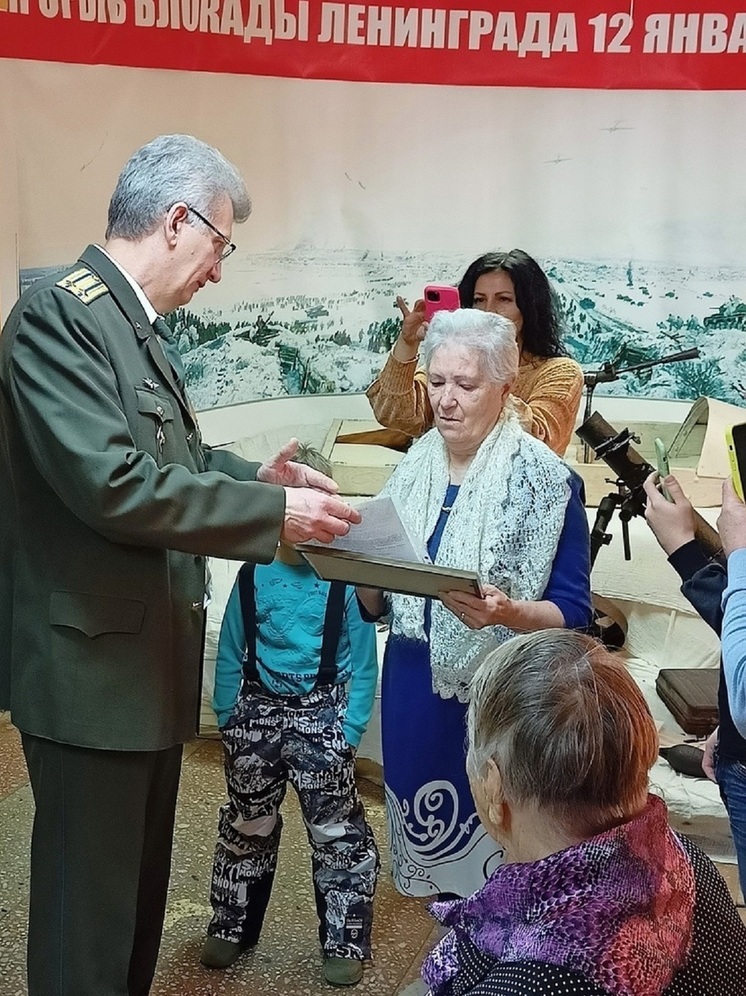 В Кирове 86-летней дочери передали медальон отца, найденного в Тверской области