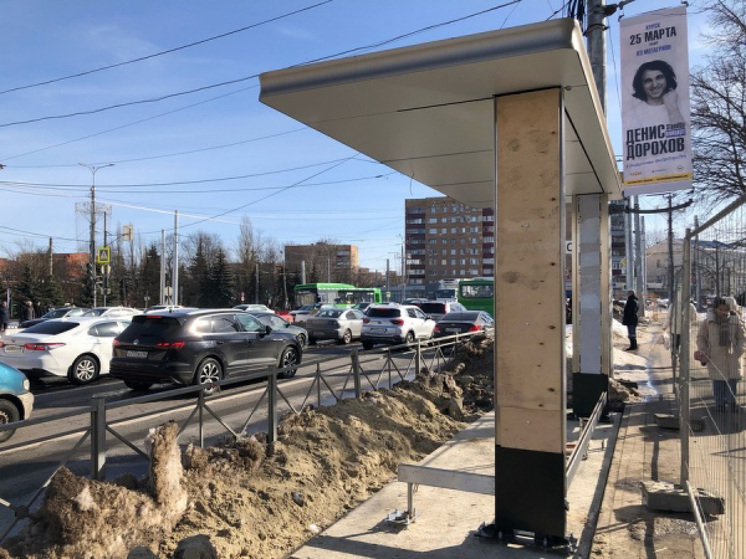 В Курске на Карла Маркса устанавливают новые трамвайные остановки