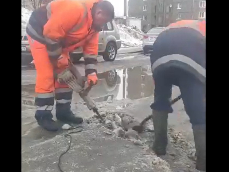 Рабочие с помощью лопат и дрели борются с лужами в Петрозаводске