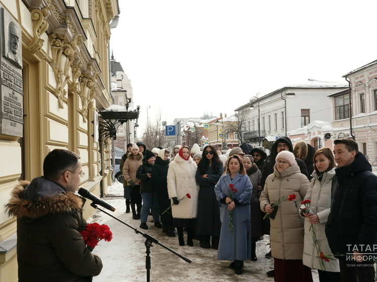 В Казани возложили цветы к мемориальной доске Шарифа Камала