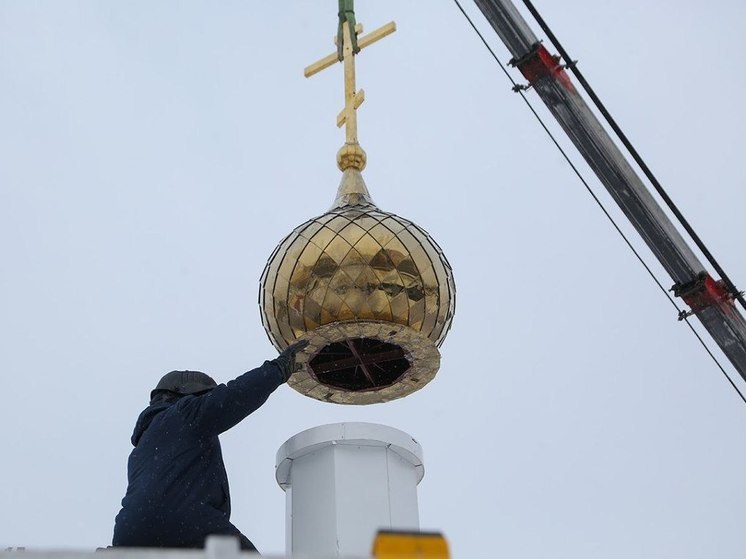 На новом храме в микрорайоне Заречный установили купол