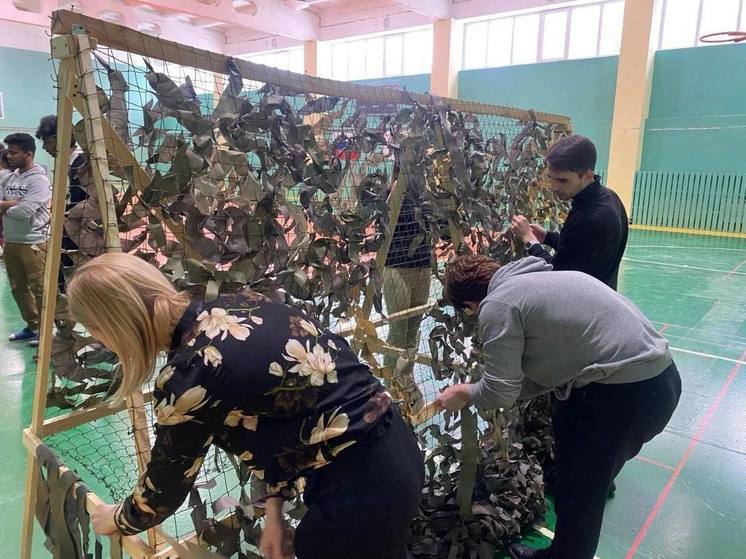 В Курске студенты КГМУ поучаствовали в акции по изготовлению маскировочных сетей