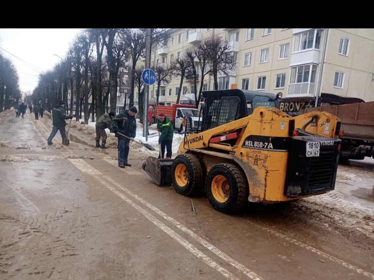 В Смоленске началась уборка песка с общественных территорий