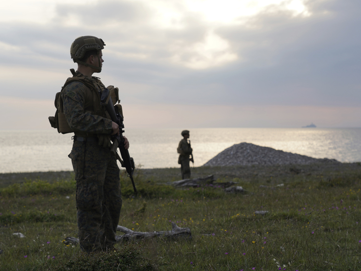Агентство Франс Пресс со ссылкой на европейский военный источник сообщает, что предложение Франции отправить западных военных на Украину европейские союзники изучали "в течение нескольких недель"