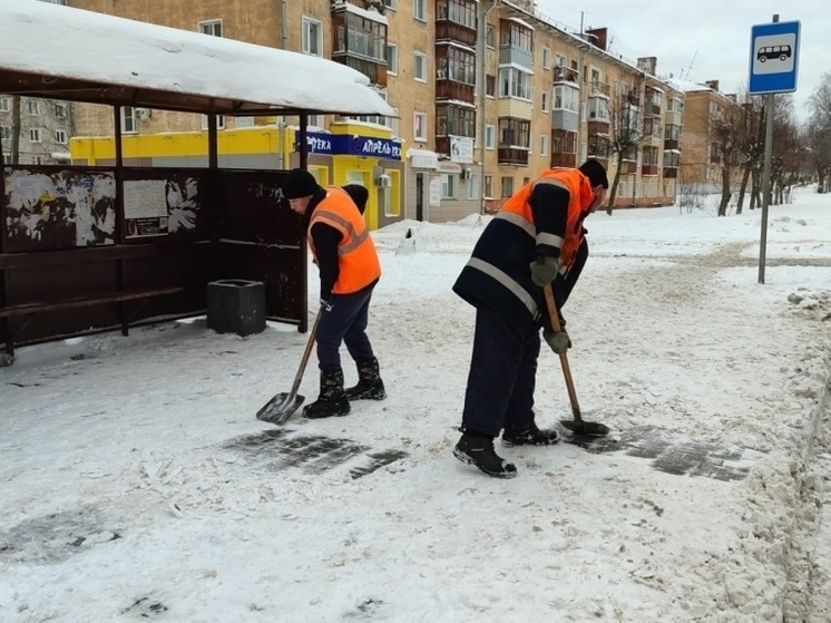 Дорожники в Кирове убирают снег до сильного таяния