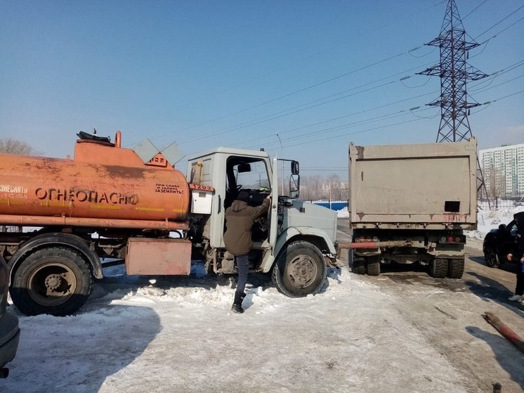 В Новосибирске изъяли нелегальную мобильную АЗС на базе автомобиля ЗИЛ