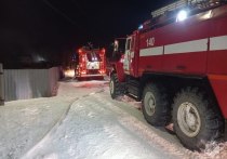 Ночью в барнаульском поселке Восточный загорелся частный дом. Пожарным пришлось спасать людей через окно, сообщает пресс-служба МЧС по Алтайскому краю.