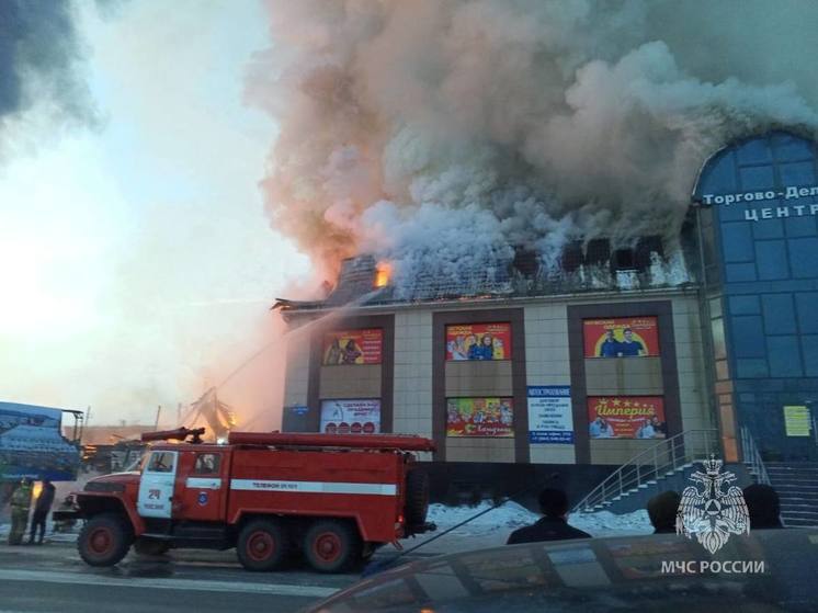 В посёлке Чунском горел торговый центр с детским центром