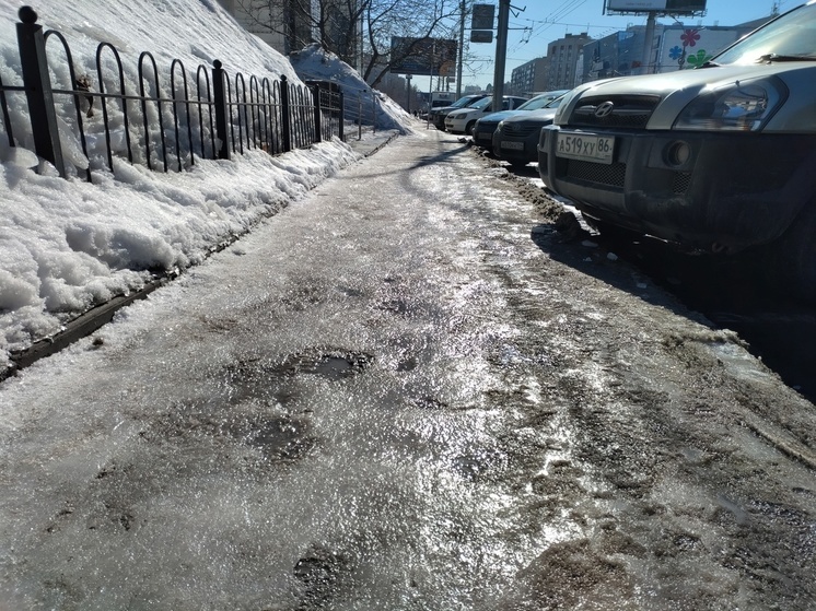 "Начали вскрывать зимнюю шубу": в Томске очищают тротуары от снега и наледи