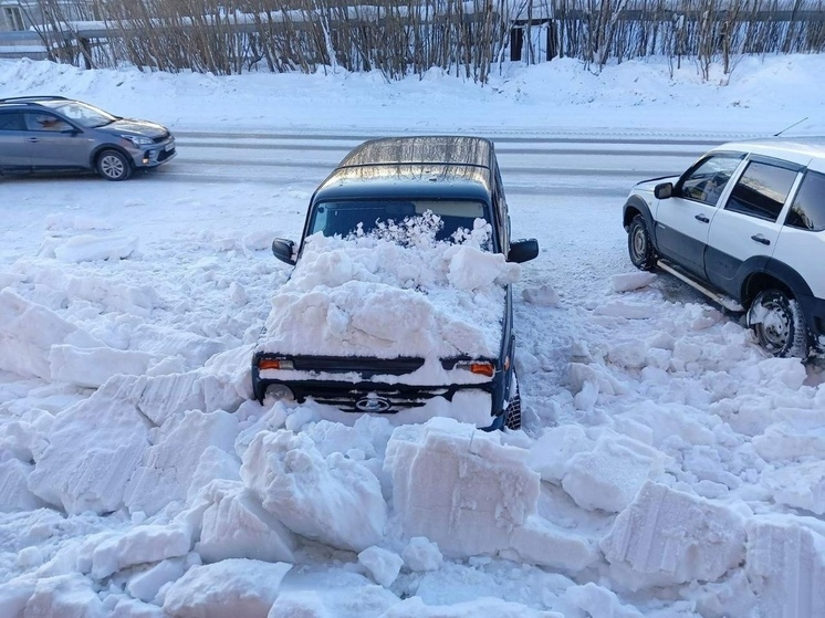 В Салехарде огромная снежная лавина рухнула на авто с крыши магазина