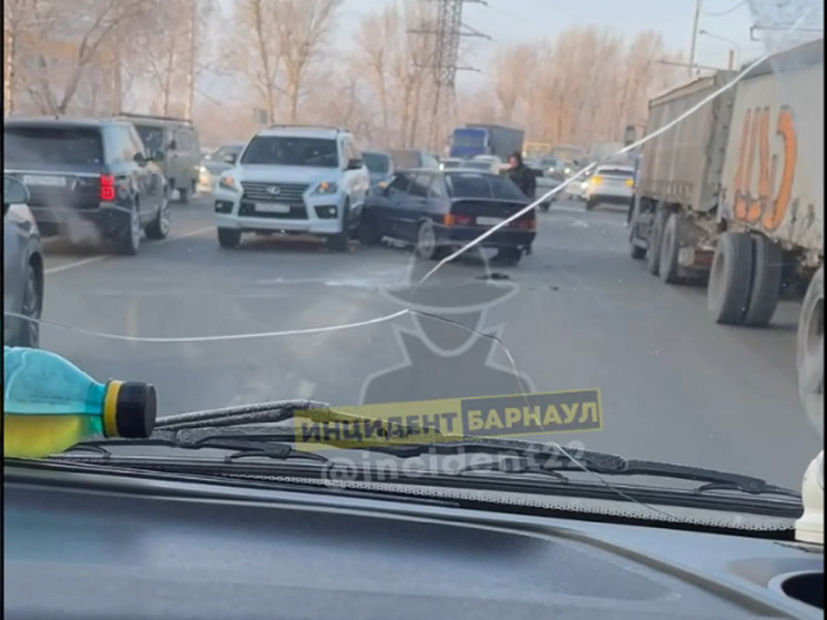  На Змеиногорском тракте в Барнауле в ДТП столкнулись сразу пять машин
