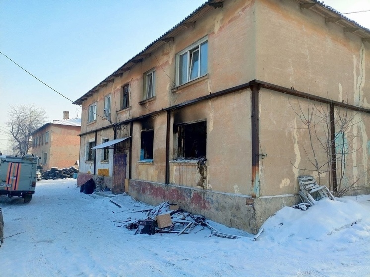 Жильцам аварийной двуэтажки в Барнауле разрешили забрать вещи после пожара